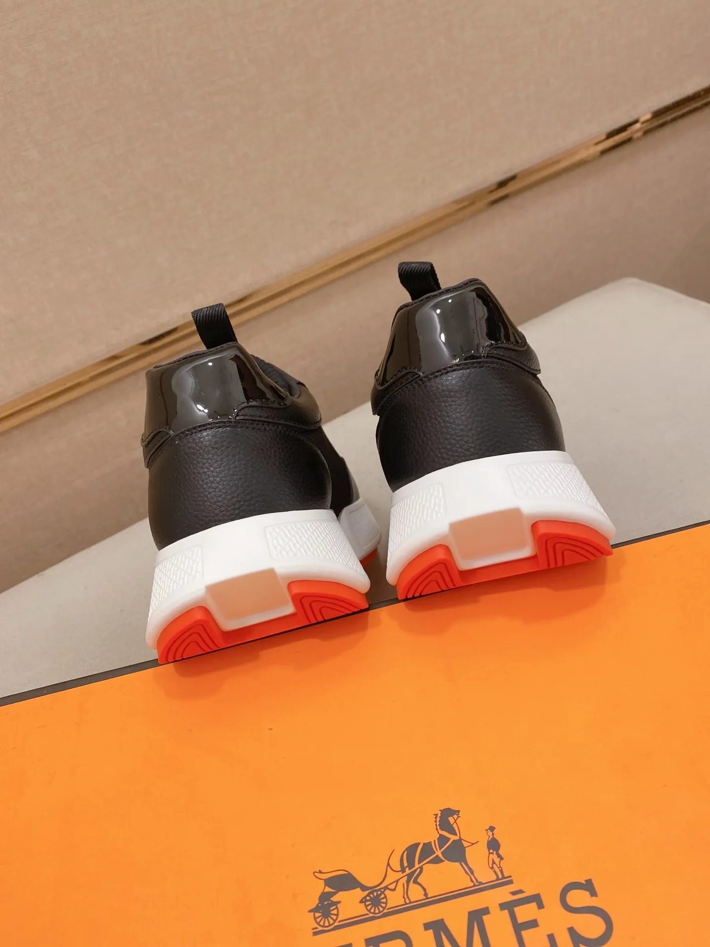 Ex-factory price: 460💰《HERMES》【Classic original single version】Hermès; top 🔝purchasing agent🔍🔍men's latest 🇺🇸 counter sales simultaneously, imported from Italy original ▲▲cowhide ▲▲ (high-end, nobility, class) ) Exquisite workmanship (Italian 🇮🇹 imported water-dyed 🐂 cowhide lining) sole: original sole provided by the original factory, ⚠️exclusive double-layer activity·TPR·rubber·combined molded outsole; super comfortable·wear-resistant·non-slip·environmental protection The real thing is more beautiful if you take the real thing (high quality, follow the order). You can enter and exit the counter at will * Number of yards: 38-44 (45 can be customized and cannot be returned or exchanged)